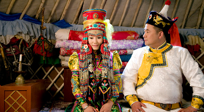 поцелуй на монгольской свадьбе